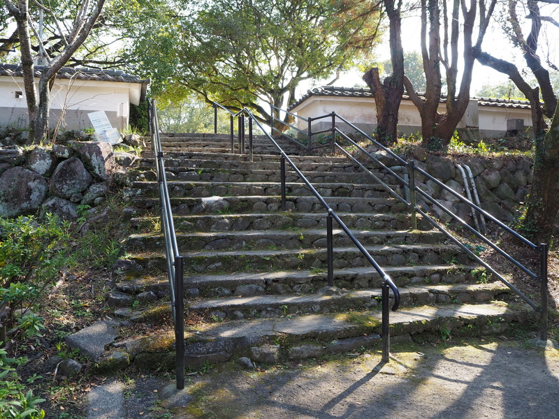 杵築城駐車場から城内への階段